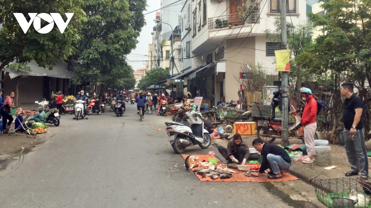 Bát nháo chợ cóc ở Hà Đông, ngang nhiên bày bán lấn chiếm vỉa hè, lòng đường